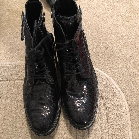 NWOT. Size 9 blinged women’s black boots! - Picture 3 of 3
